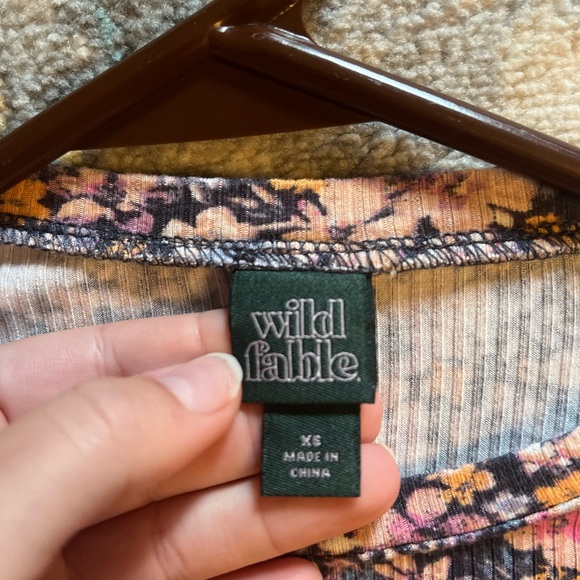 Wild Fable long sleeve shirt / Floral-Flowers / Extra Small / Rarely been worn - Picture 2 of 3